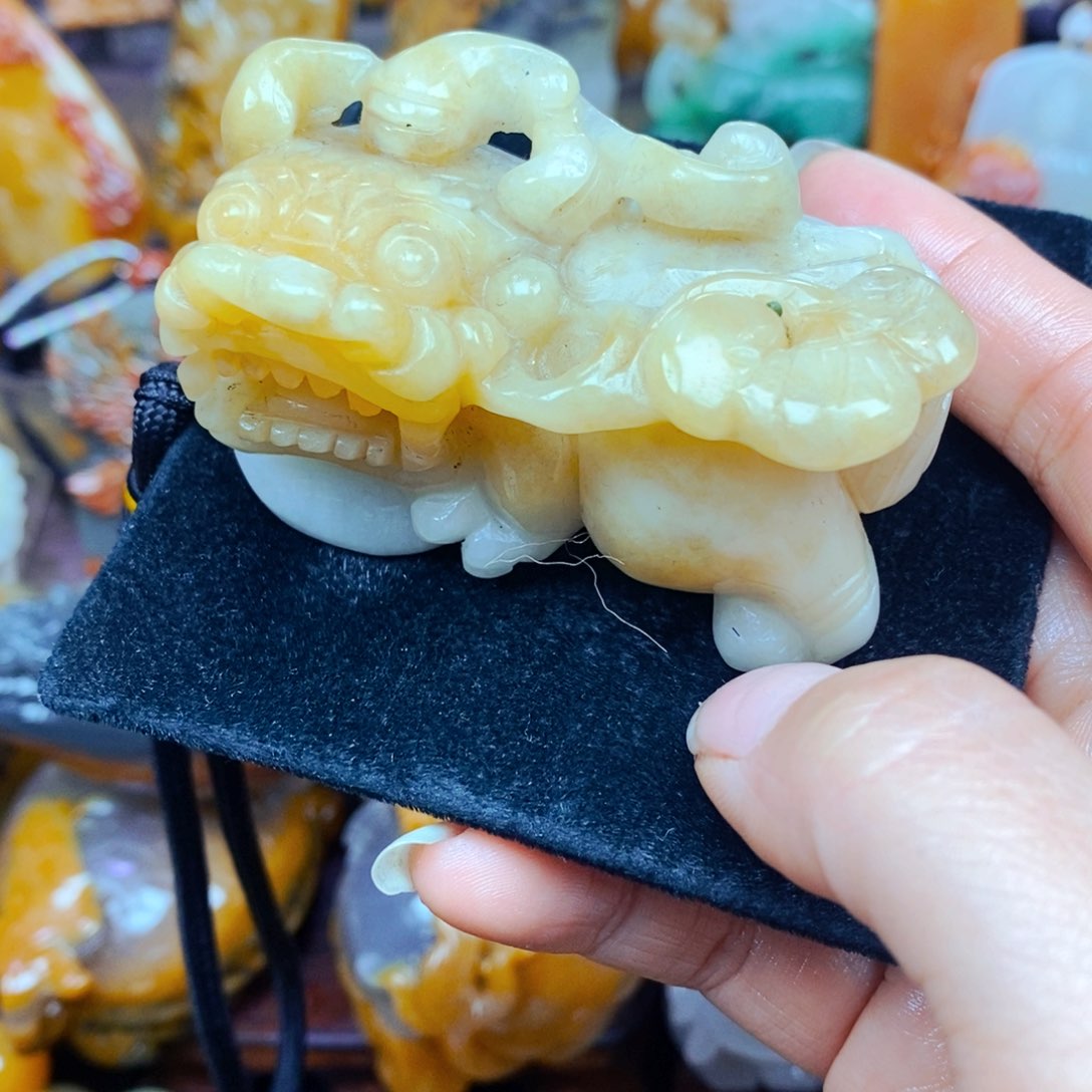 未镶嵌石英质玉（黄龙玉）颈饰