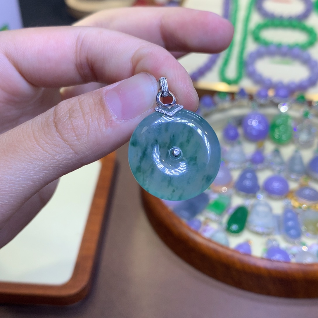 翡翠18K金镶嵌颈饰翡翠