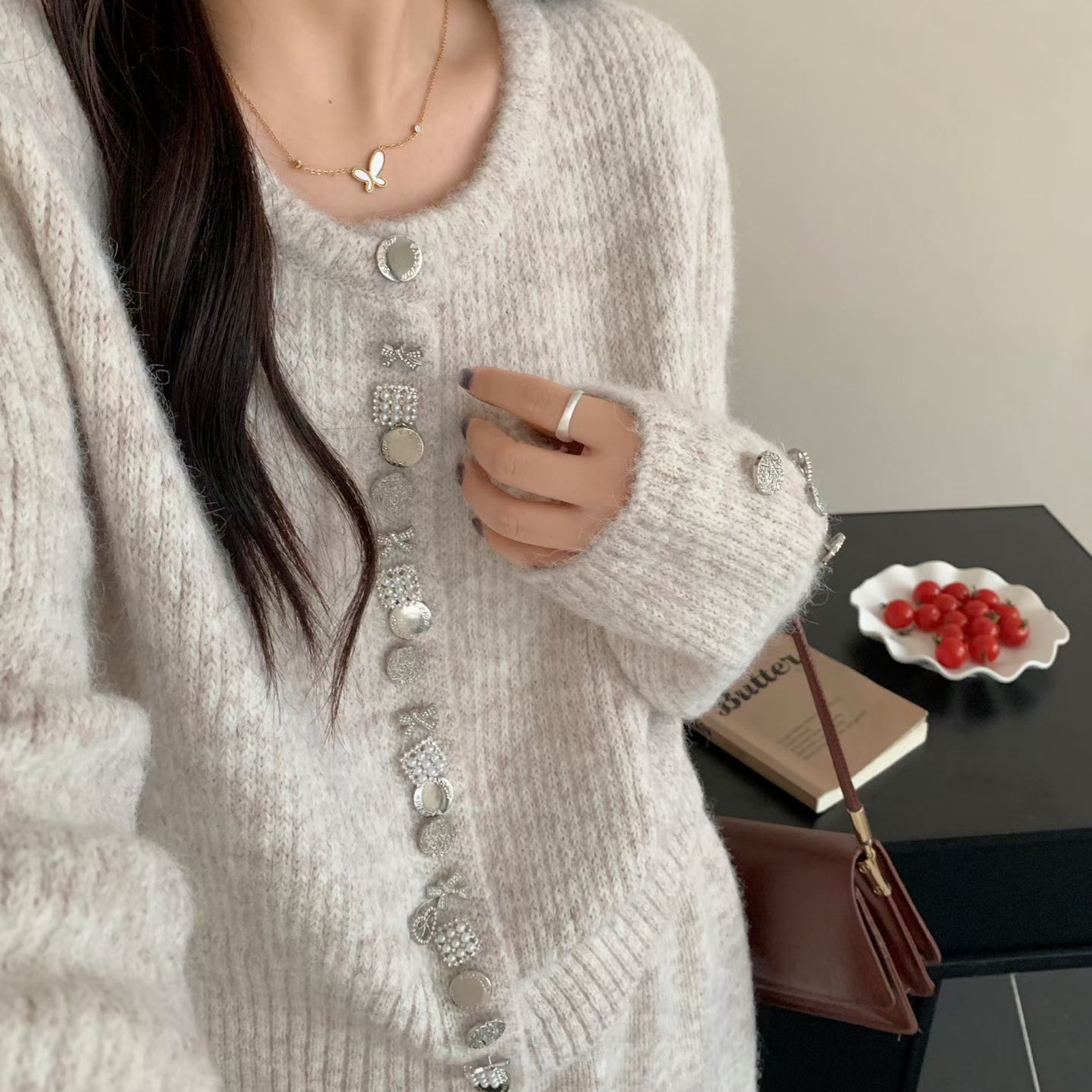 9009 一整套女秋冬高级感金属扣针织开衫+半身裙两件套