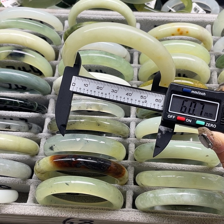 蛇纹石玉未镶嵌手镯261