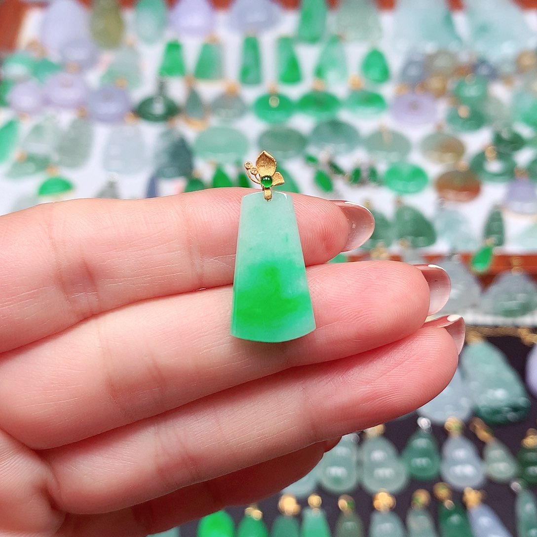 翡翠颈饰18K金镶嵌天然翡翠A货