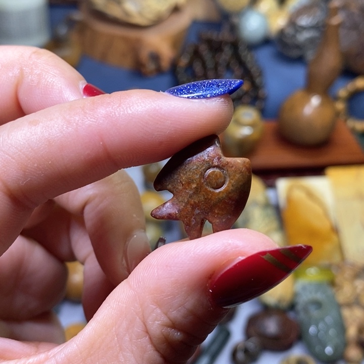 岫岩河磨玉（透闪石质玉）通孔小鱼未镶嵌