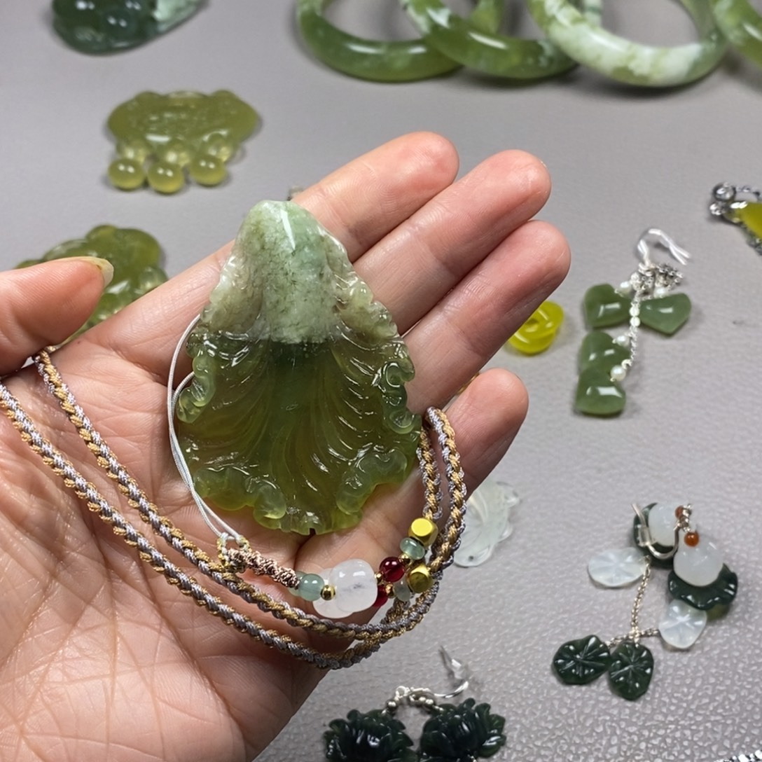 蛇纹石玉未镶嵌挂件耳饰