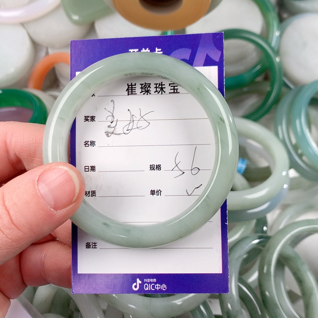 石英质玉手镯未镶嵌美***切