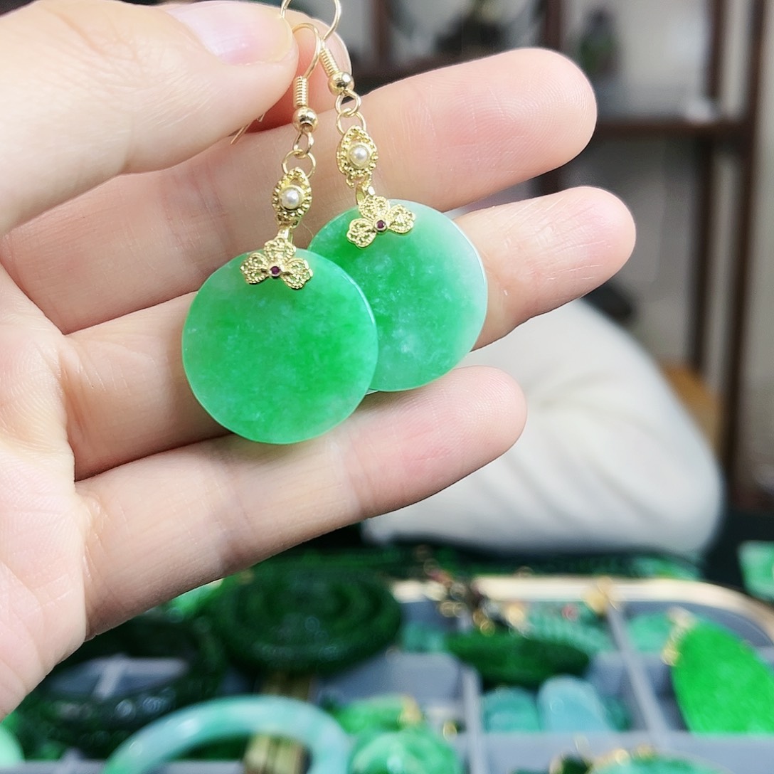 翡翠颈饰未镶嵌耳饰