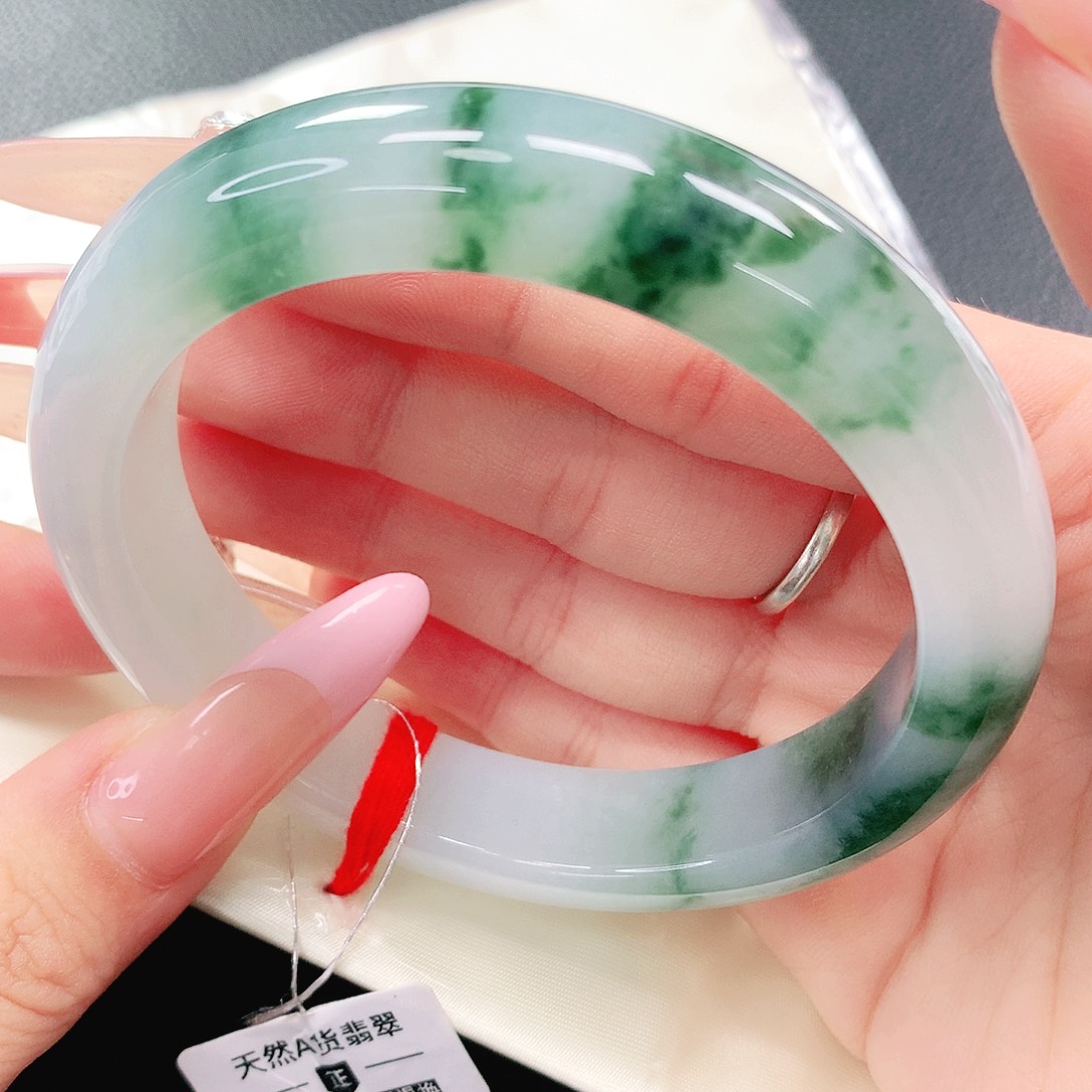 翡翠手镯未镶嵌60圈