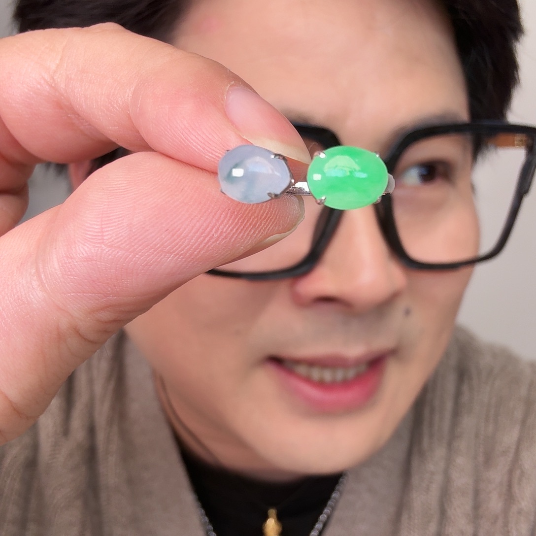 悠***然翡翠18K金镶嵌颈饰一件