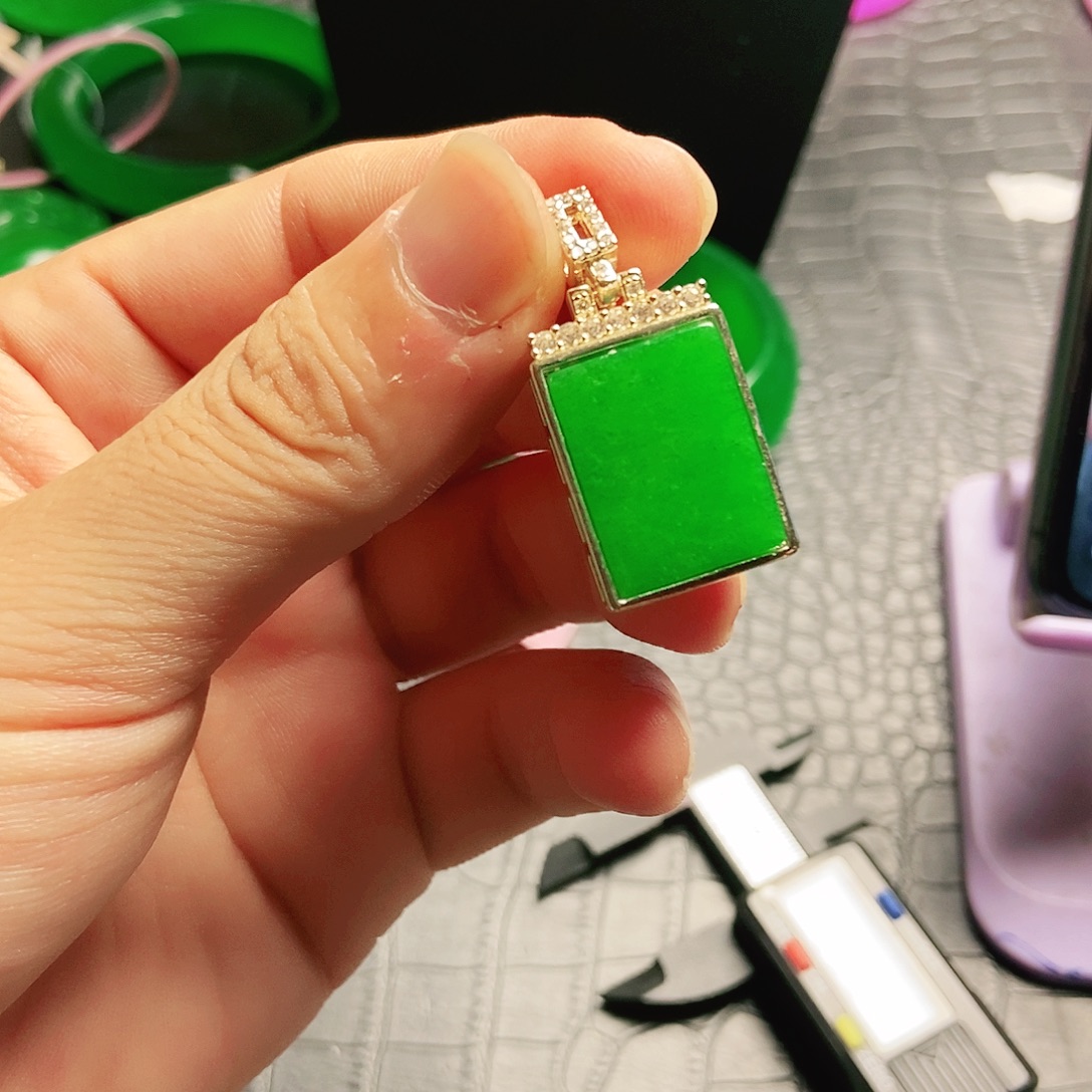 翡翠14K金镶嵌颈饰