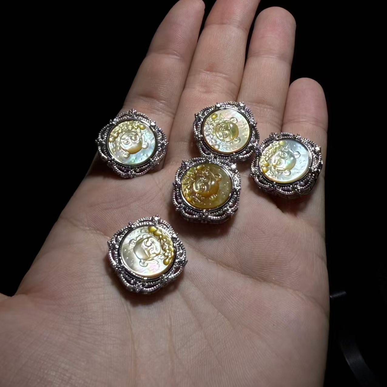 【皇后甄选】哪吒配件贝壳吊坠 -多样性发其一