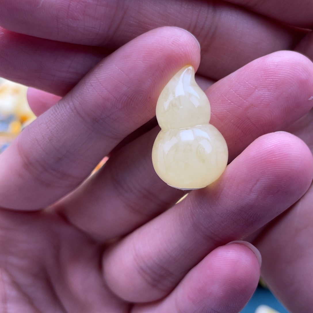 袁***米琥珀未镶嵌裸石蜜蜡