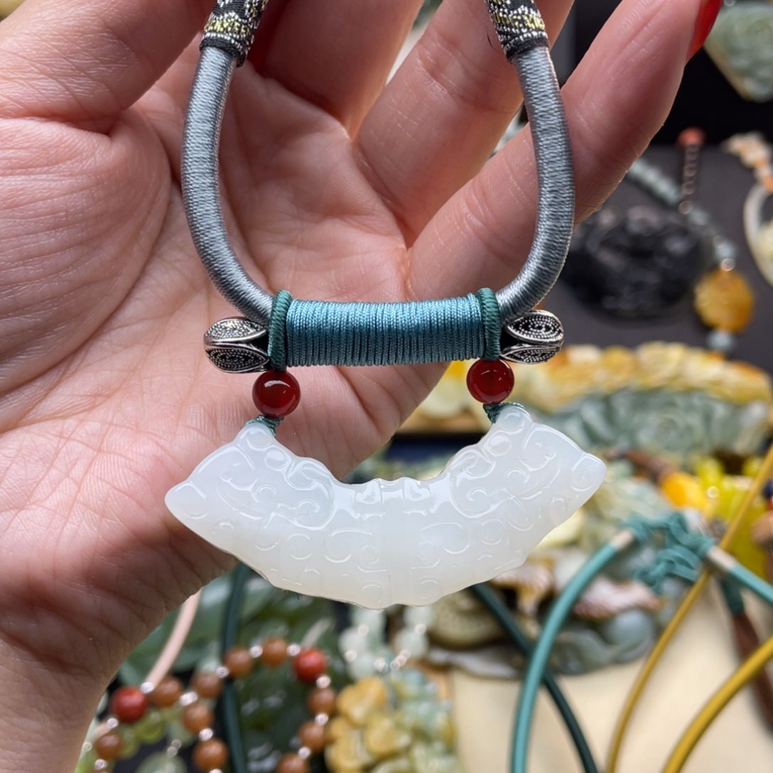 蛇纹石玉颈饰未镶嵌