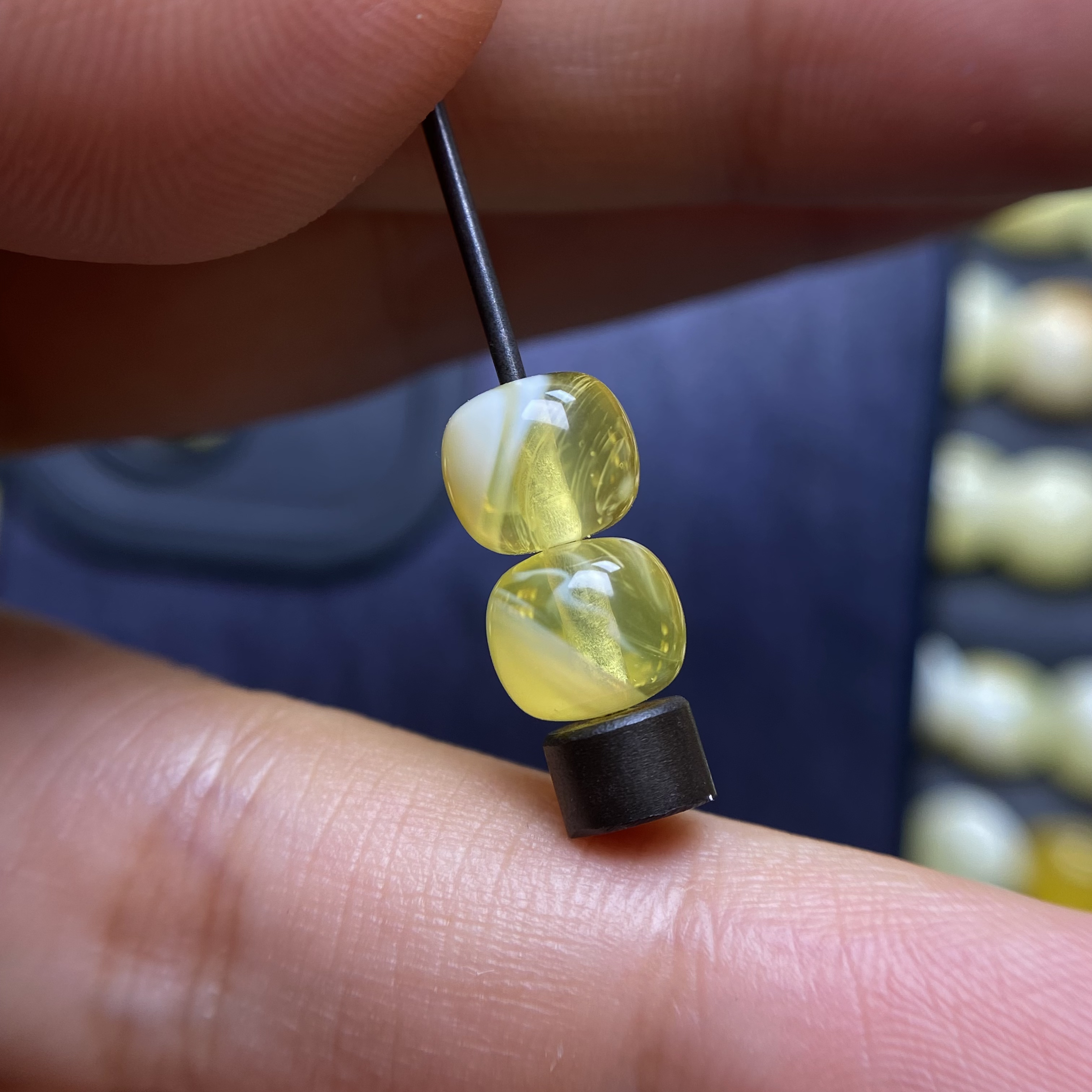 蜜蜡金白妖花老型对珠7.5×6.4mm，精致好看，一颗孔边有点内碎花