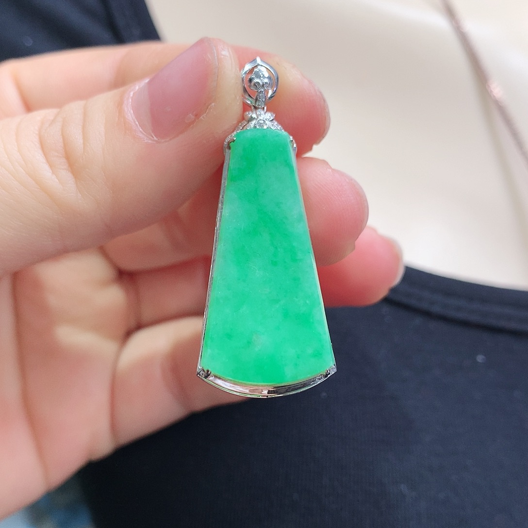 翡翠颈饰18K金镶嵌无事牌