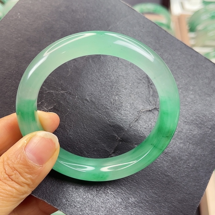 未镶嵌手镯石英质玉