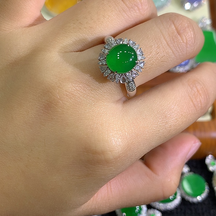 翡翠18K金镶嵌颈饰蛋面