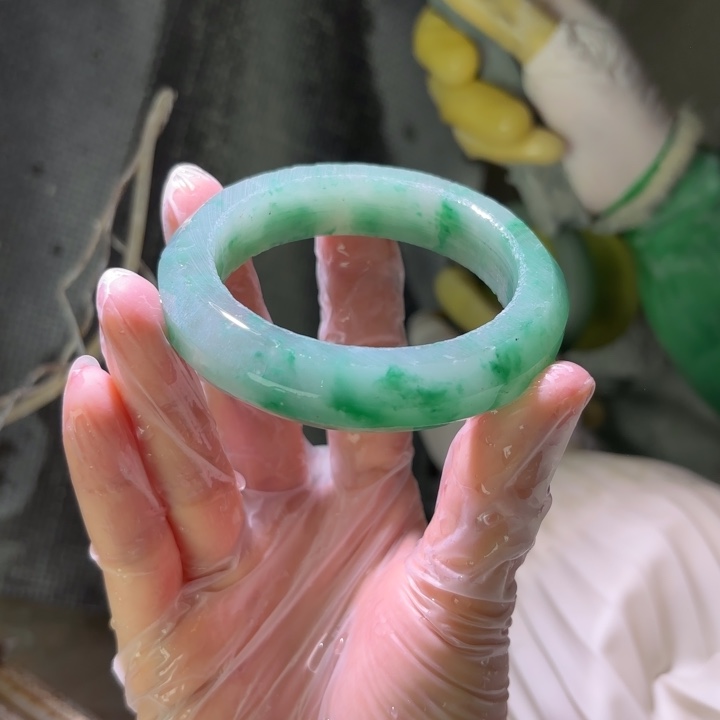 金***贵石英质玉（非洲翠）未镶嵌手镯定制