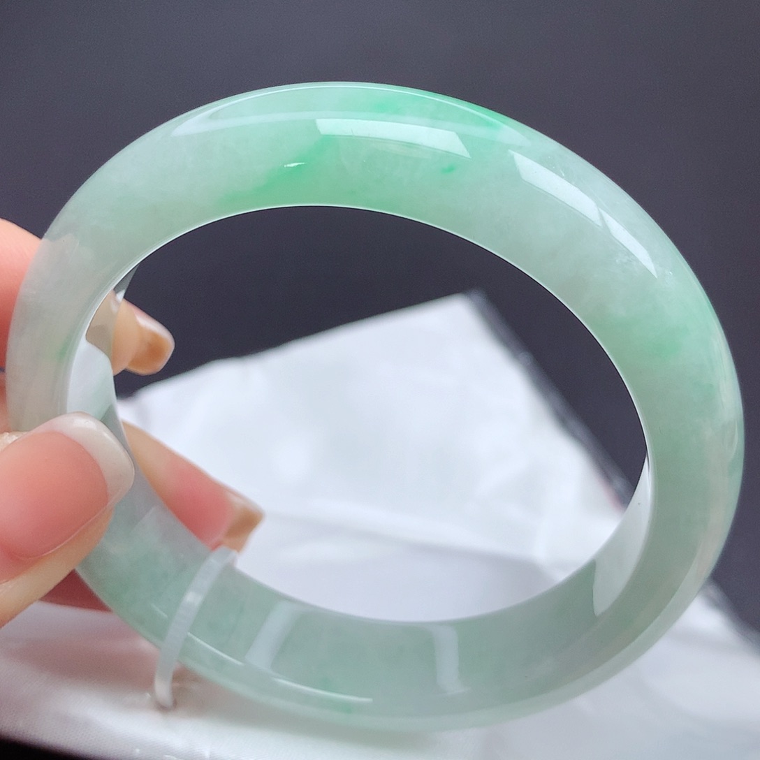 翡翠手镯未镶嵌l n n n n n n n n