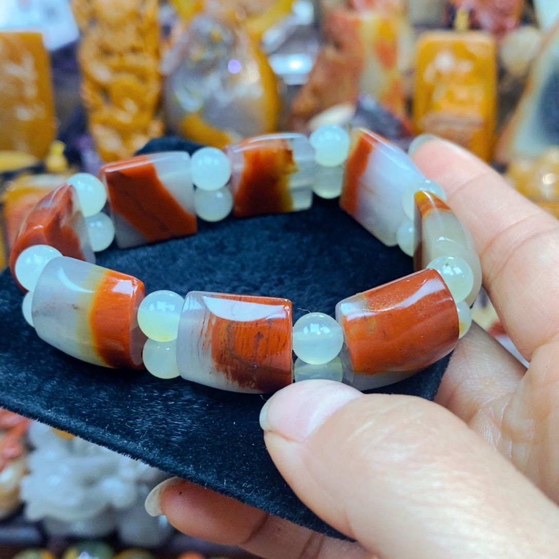 未镶嵌石英质玉（黄龙玉）颈饰