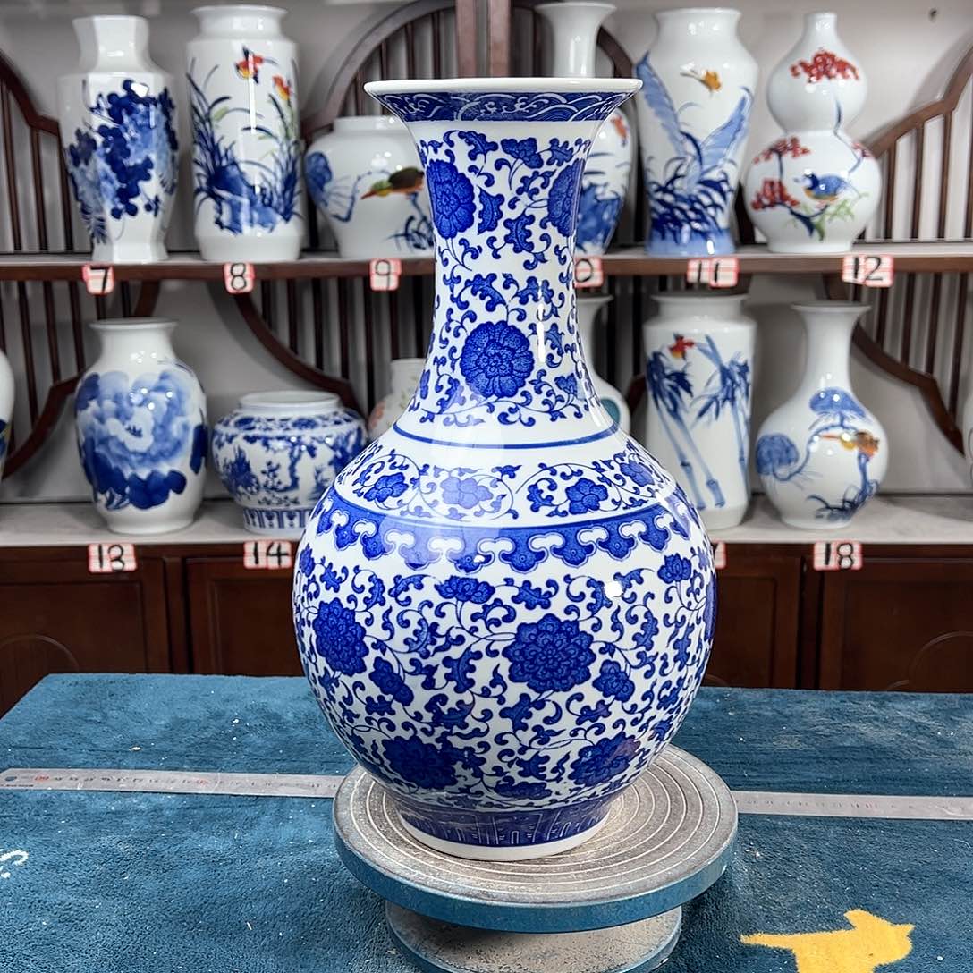 摆件景德镇陶瓷缠枝