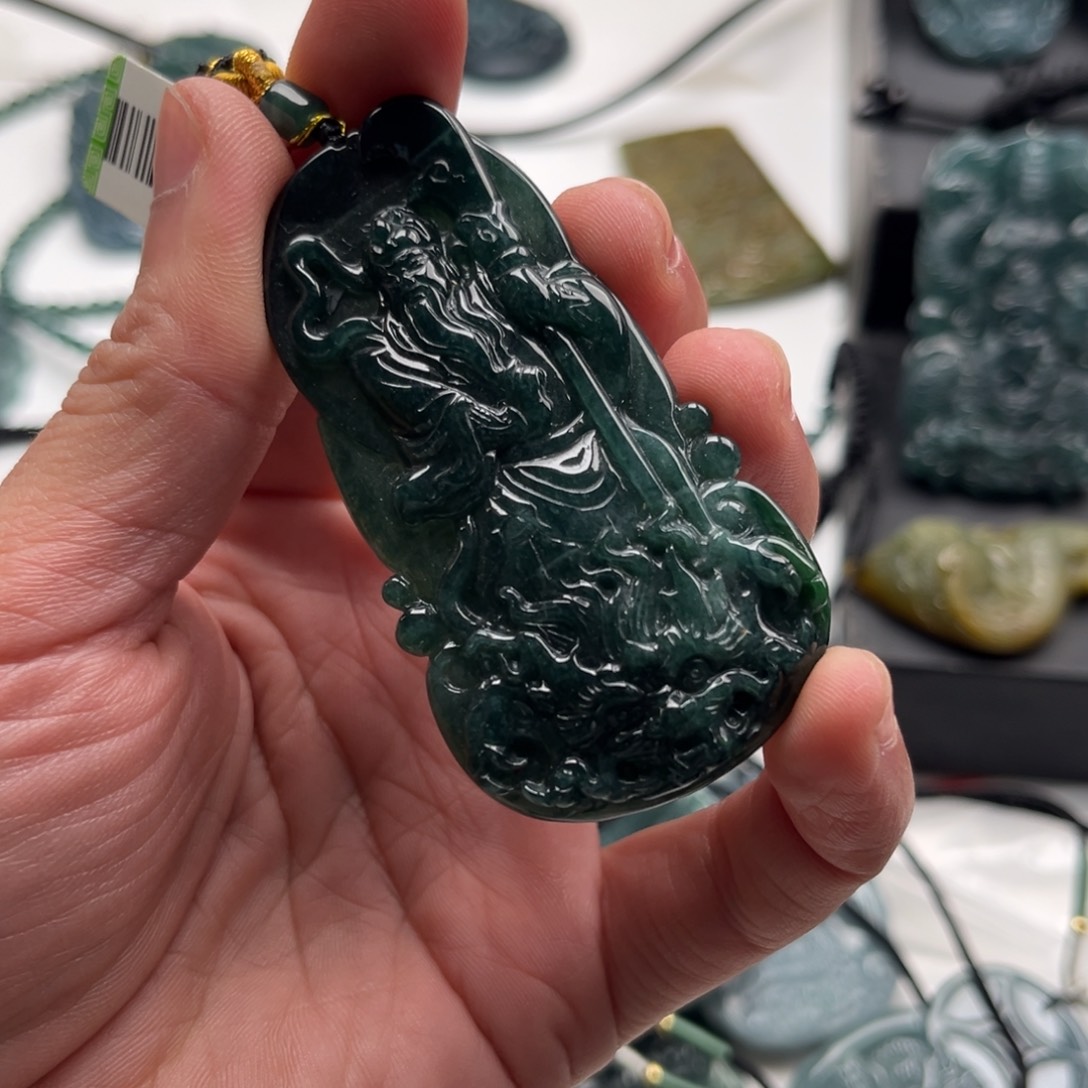 翡翠未镶嵌颈饰关公