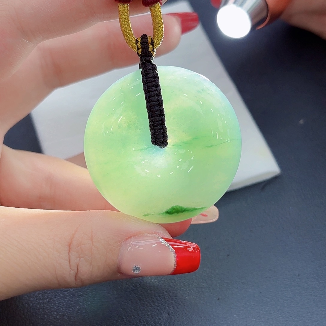 翡翠颈饰未镶嵌平安扣