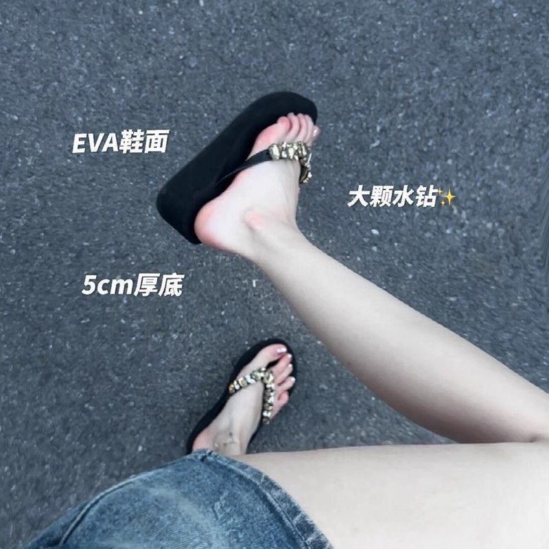 韩版坡跟厚底水钻人字拖女2025夏季新款防滑增高海边度假沙滩凉鞋