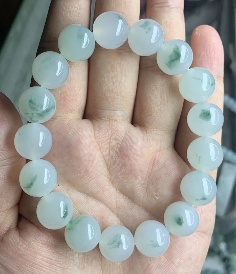 冰胶感白底飘绿花翡翠手串卡12.6左右