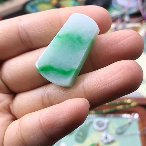 翡翠颈饰未镶嵌无事牌