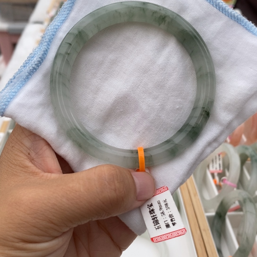 未镶嵌手镯石英岩玉