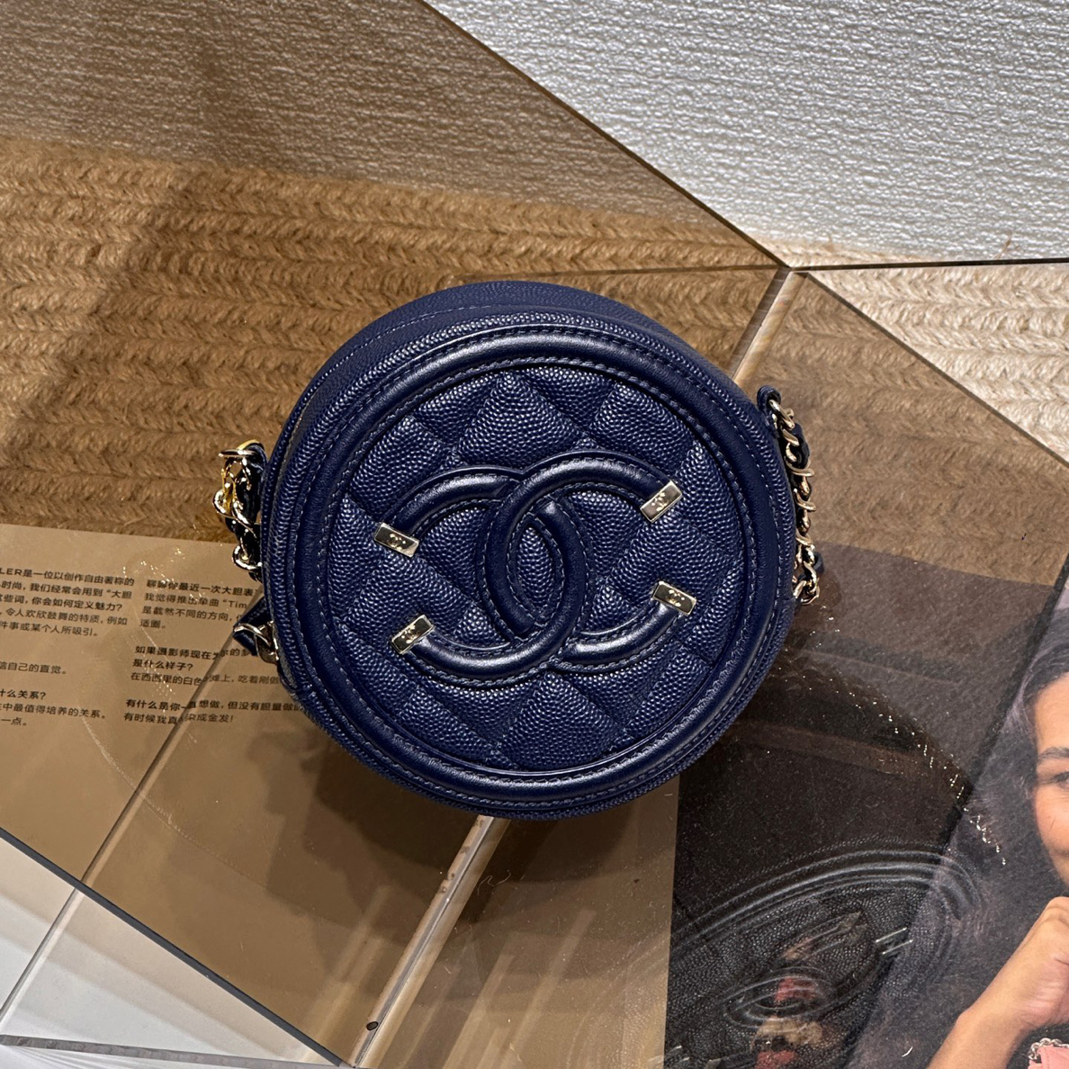 99新 Chanel/香奈儿 20C 海军蓝金扣荔枝纹牛皮小圆饼包 