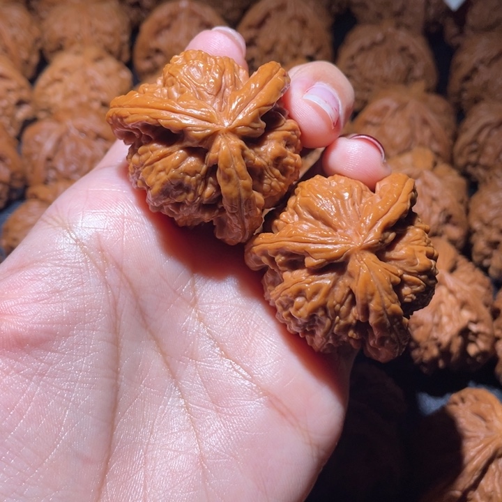 ****‍桃核吊坠白狮子小妹拼接三棱