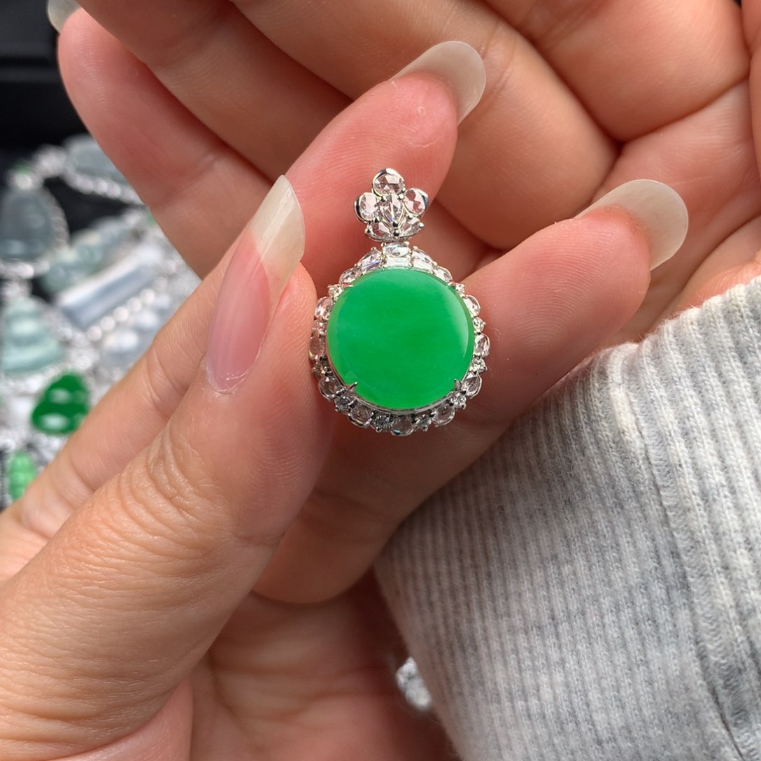 颈饰18K金镶嵌翡翠毛****绿圆牌吊坠