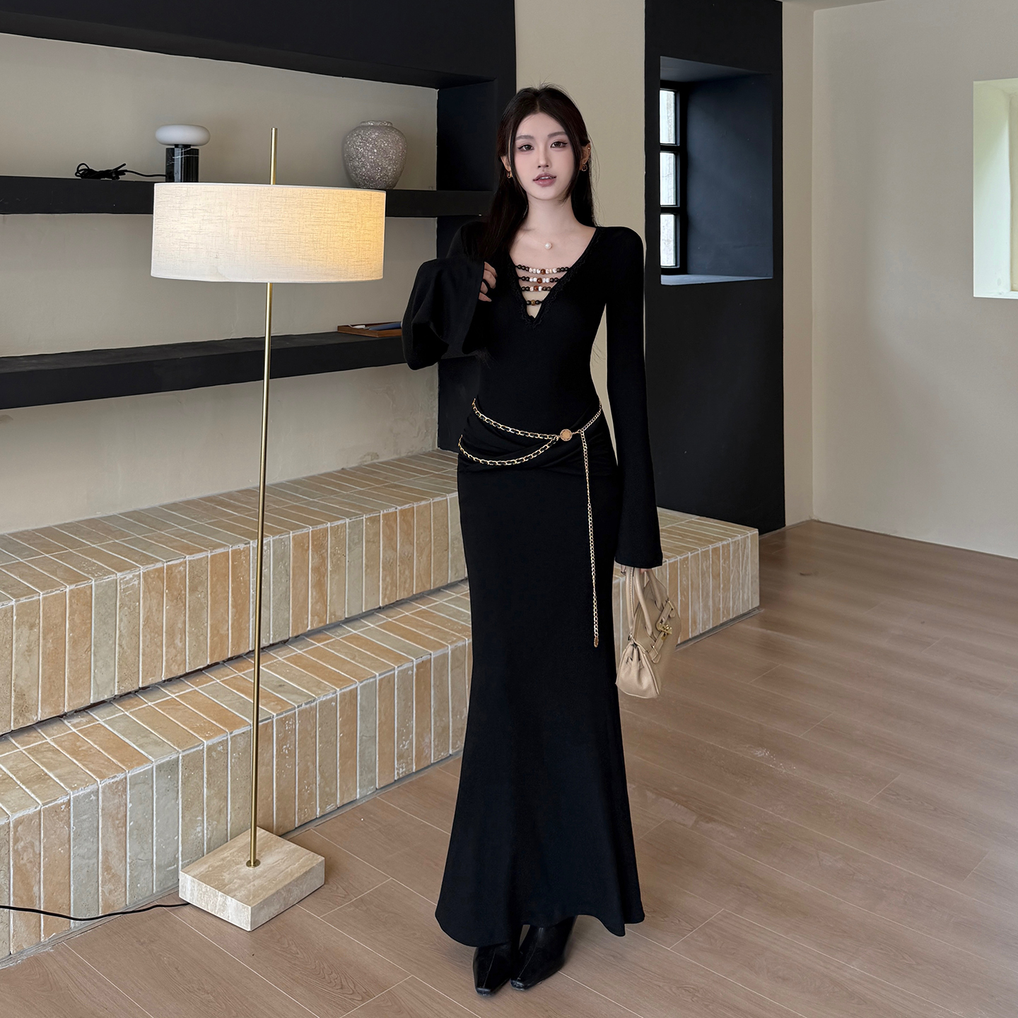 纯欲风设计感串珠V领秋冬连衣裙2025新款气质修身显身材包臀长裙