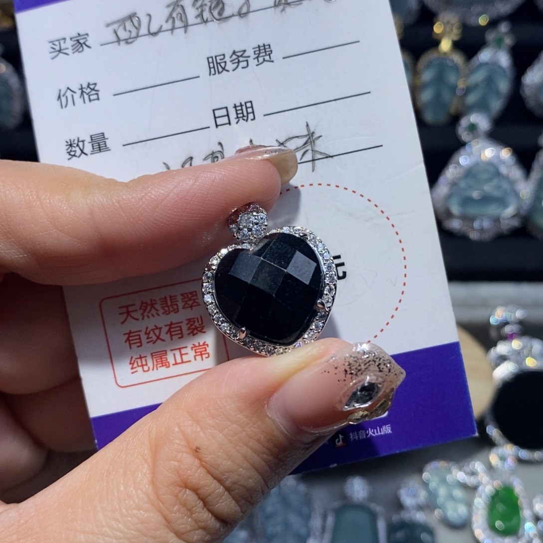 翡翠颈饰未镶嵌翡翠