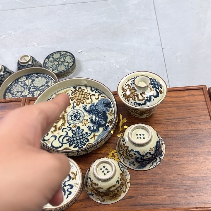 杯釉里金狮子5件套景德镇