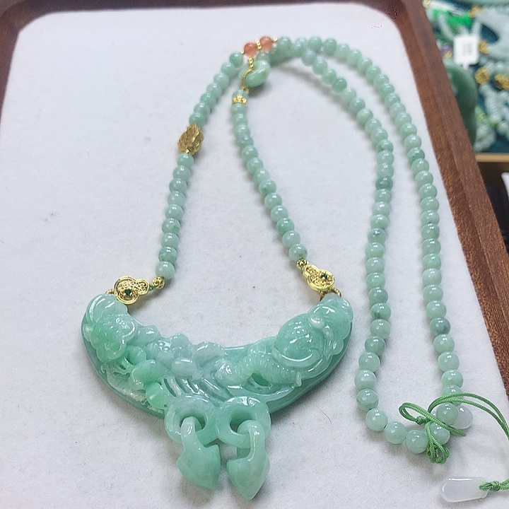 翡翠颈饰未镶嵌吊坠