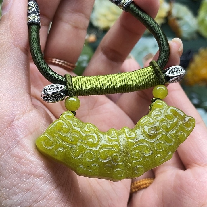 蛇纹石玉吊坠合金
