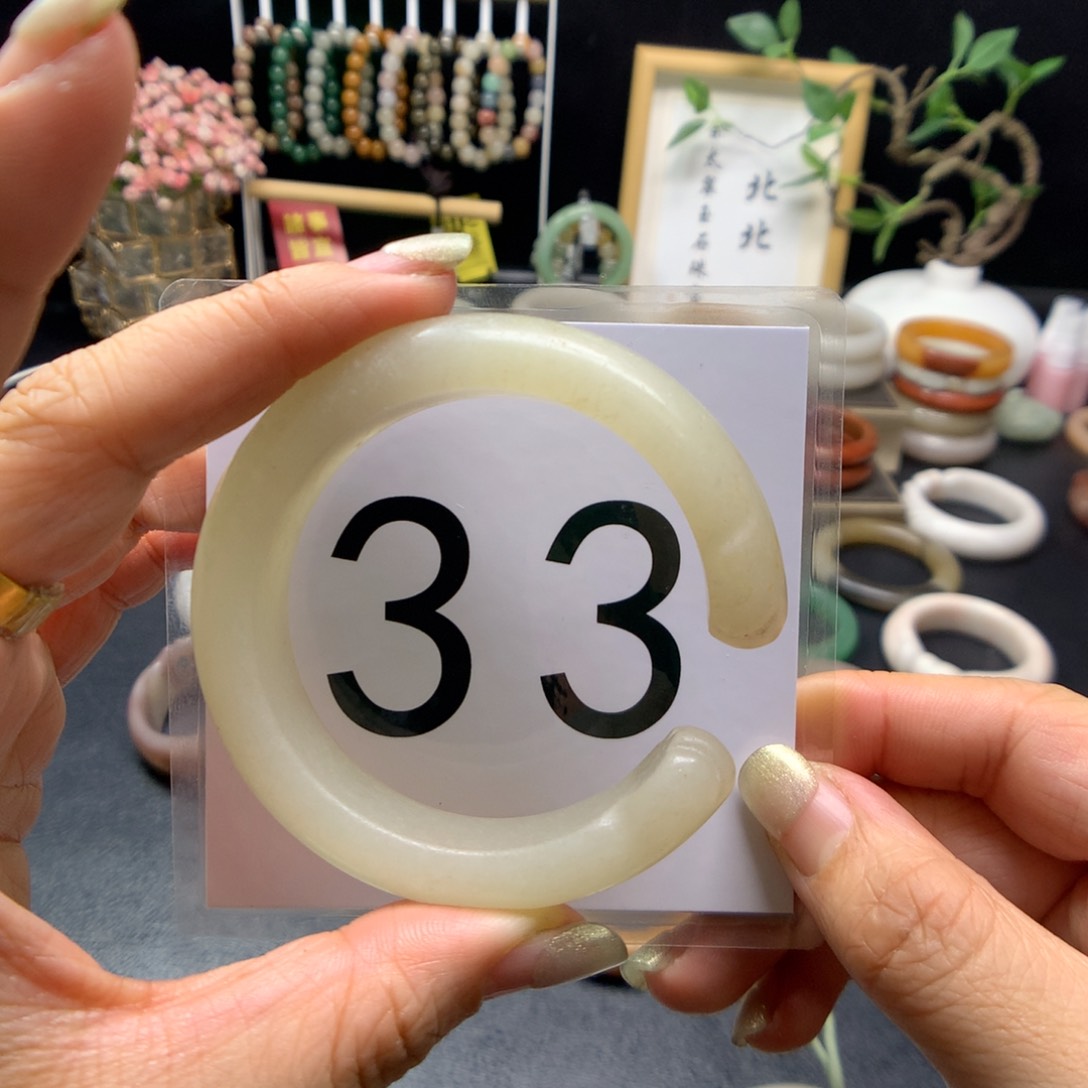 石英质玉手镯未镶嵌是****?