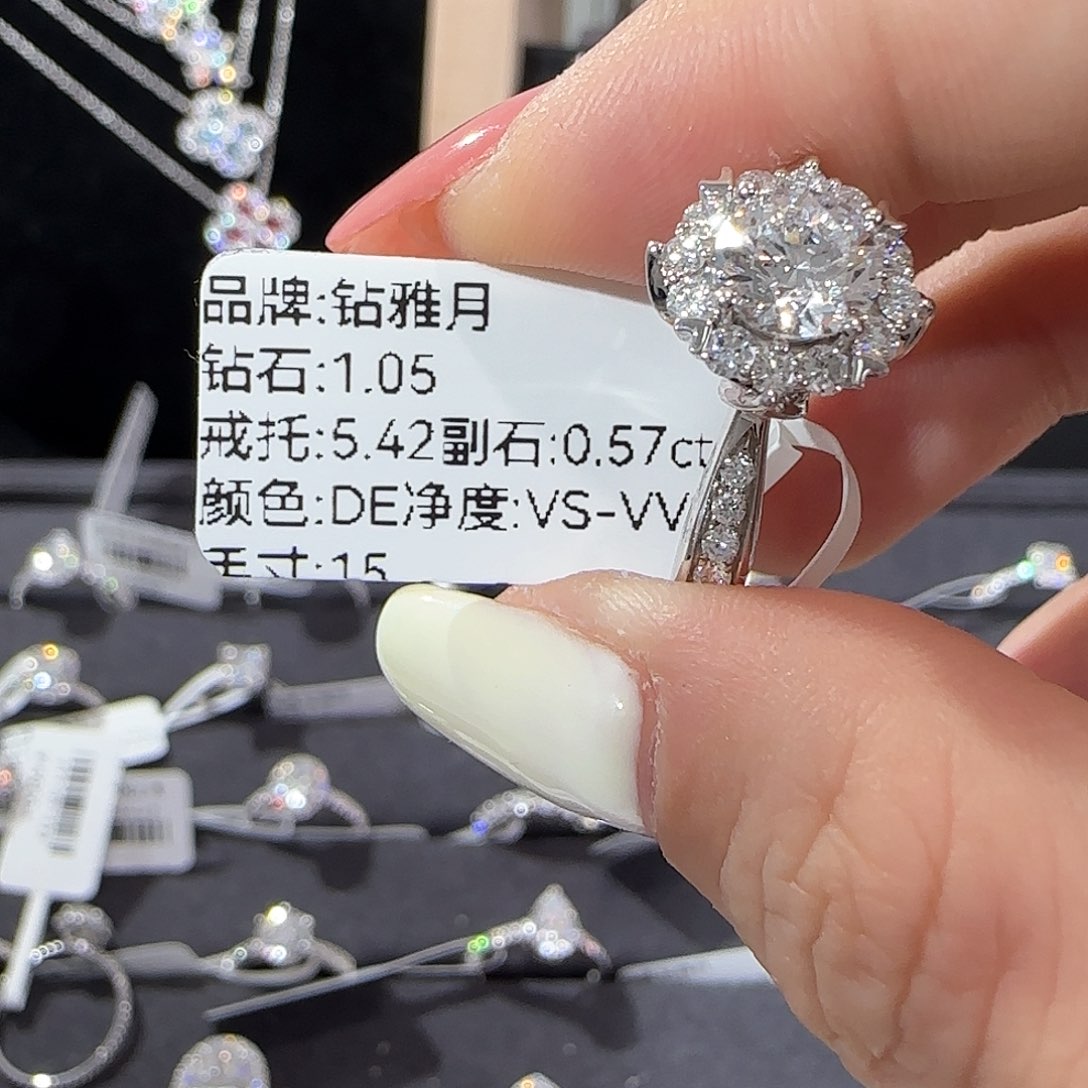 合成钻石18K金镶嵌姐****?1克拉灿若星辰