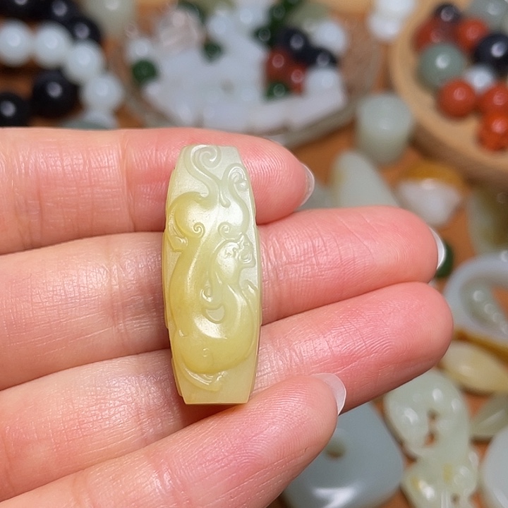 濠***鱼和田玉未镶嵌颈饰