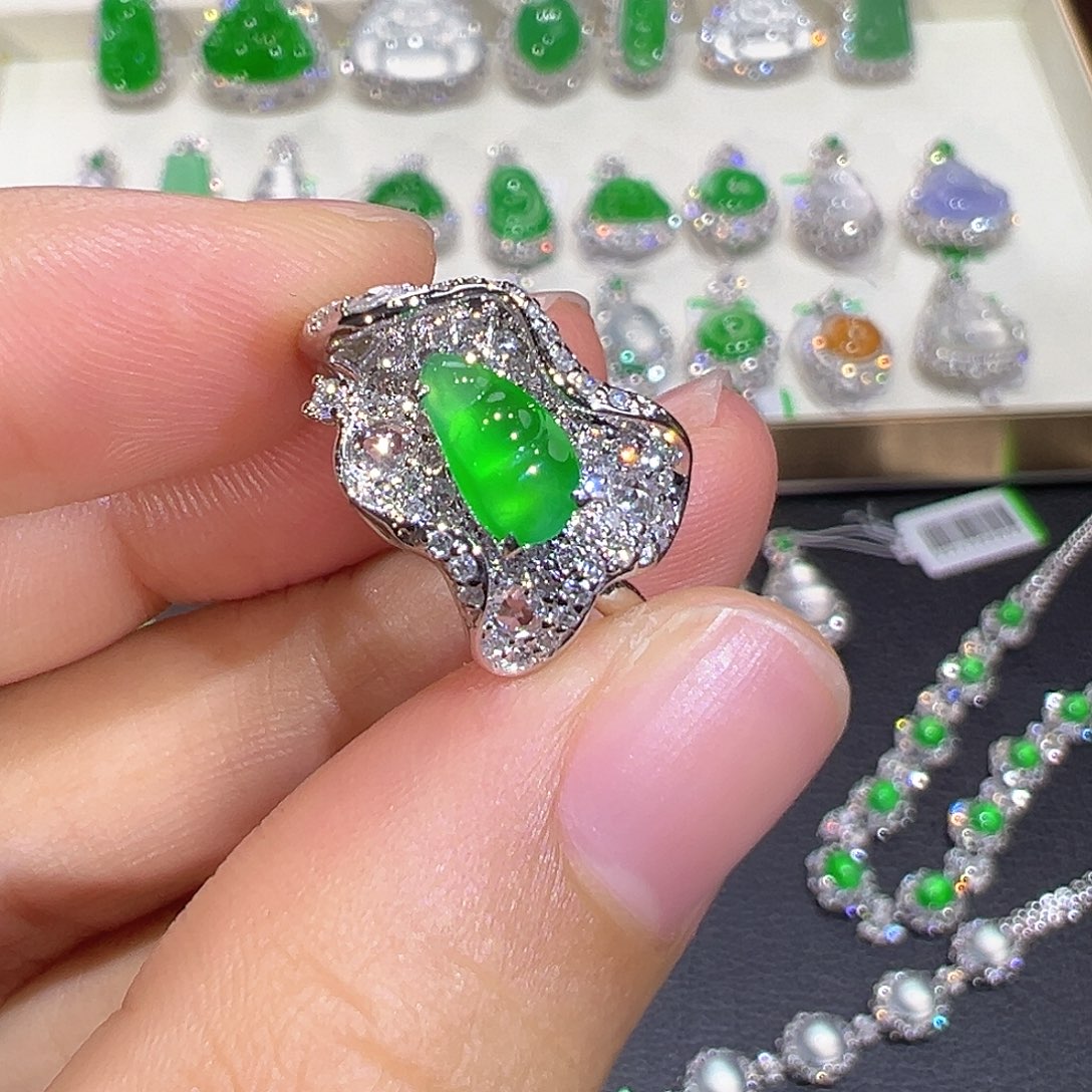 翡翠18K金镶嵌戒指