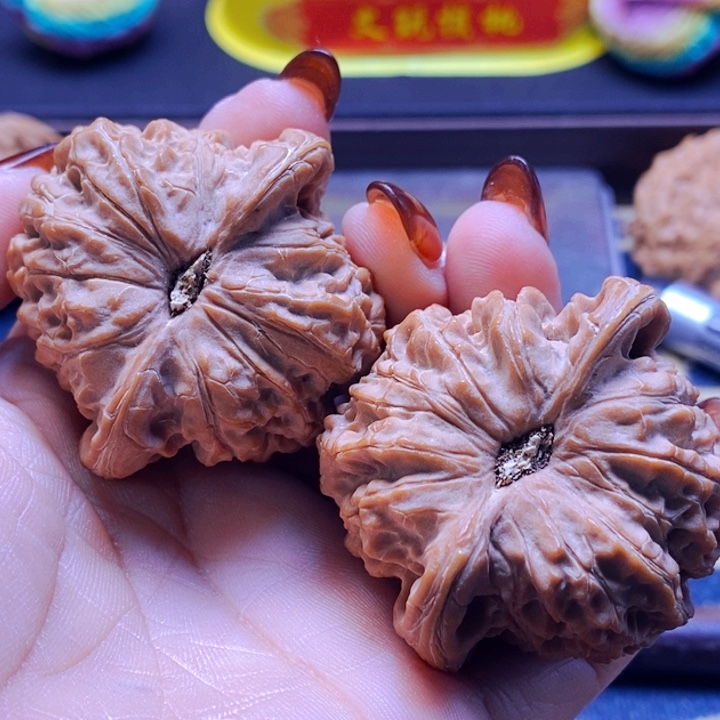 小***涂文玩核桃吊坠血麒麟