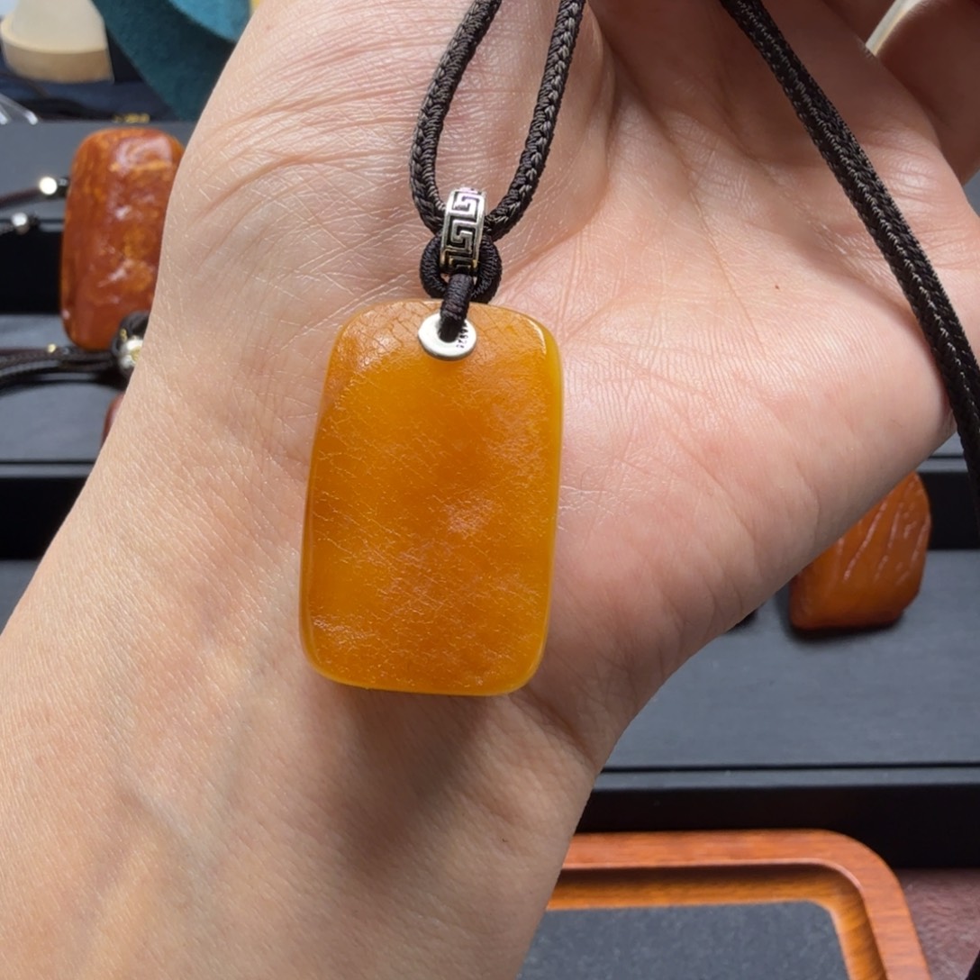 未镶嵌吊坠(赠链)琥珀