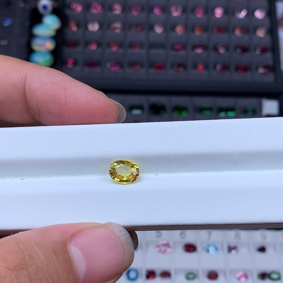 蓝宝石裸石未镶嵌雪*?黄蓝宝2.39ct