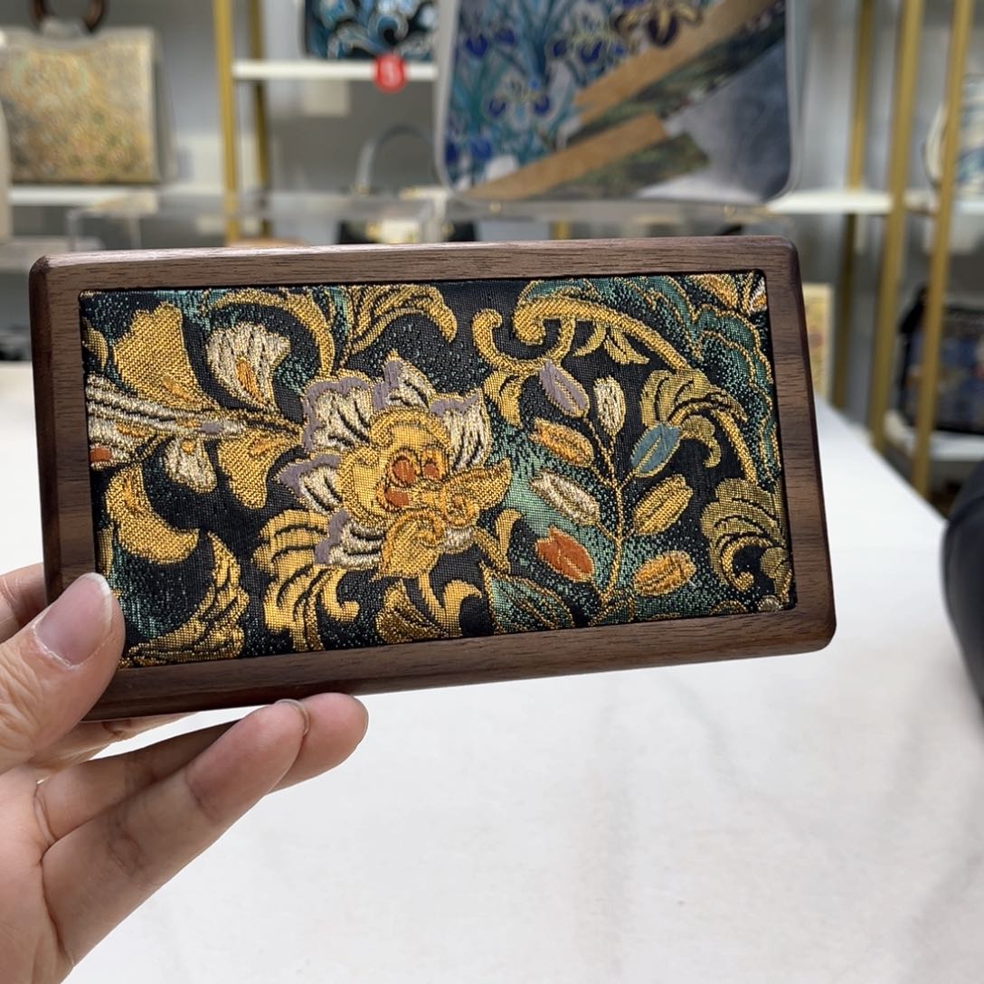 织绣新年快乐。            