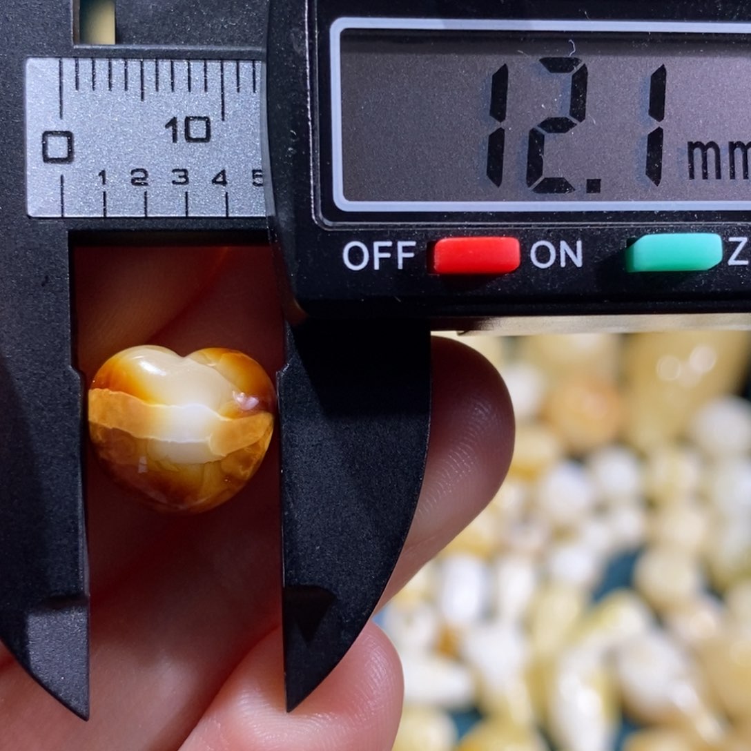 琥珀裸石未镶嵌配饰