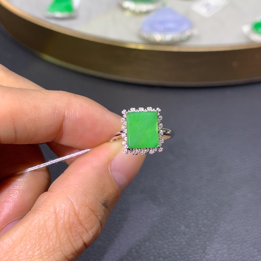 翡翠戒指18K金镶嵌翡翠