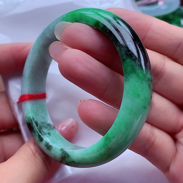 翡翠手镯未镶嵌翡翠