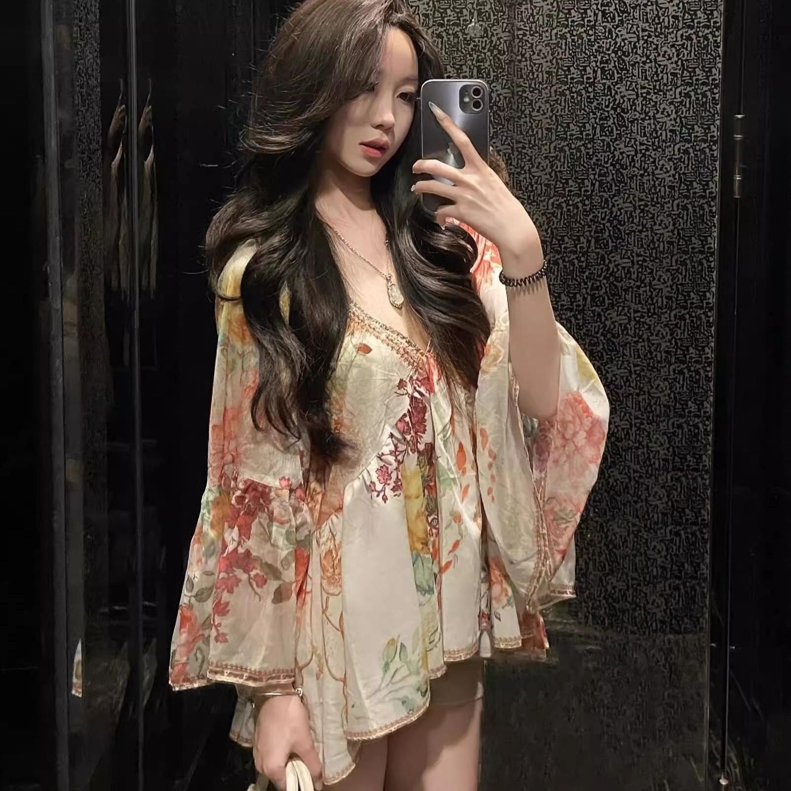 法式复古v领喇叭袖衬衫女春夏季气质御姐纯欲遮肉印花度假风上衣