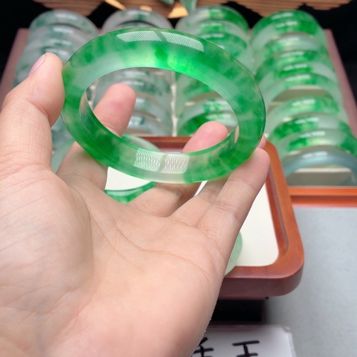 聚***福石英质玉未镶嵌手镯